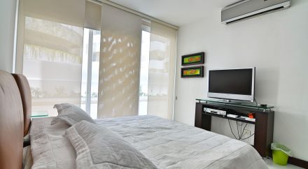 Incluye cama matrimonio, aire acondicionado y TV por cable.