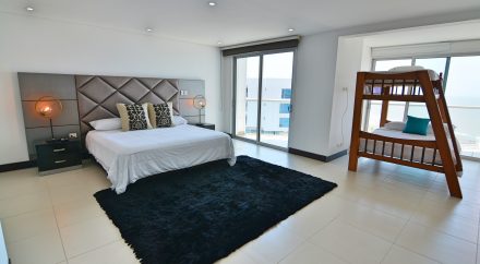Cama King al lado camarote (cama matrimonio abajo y sencilla arriba)